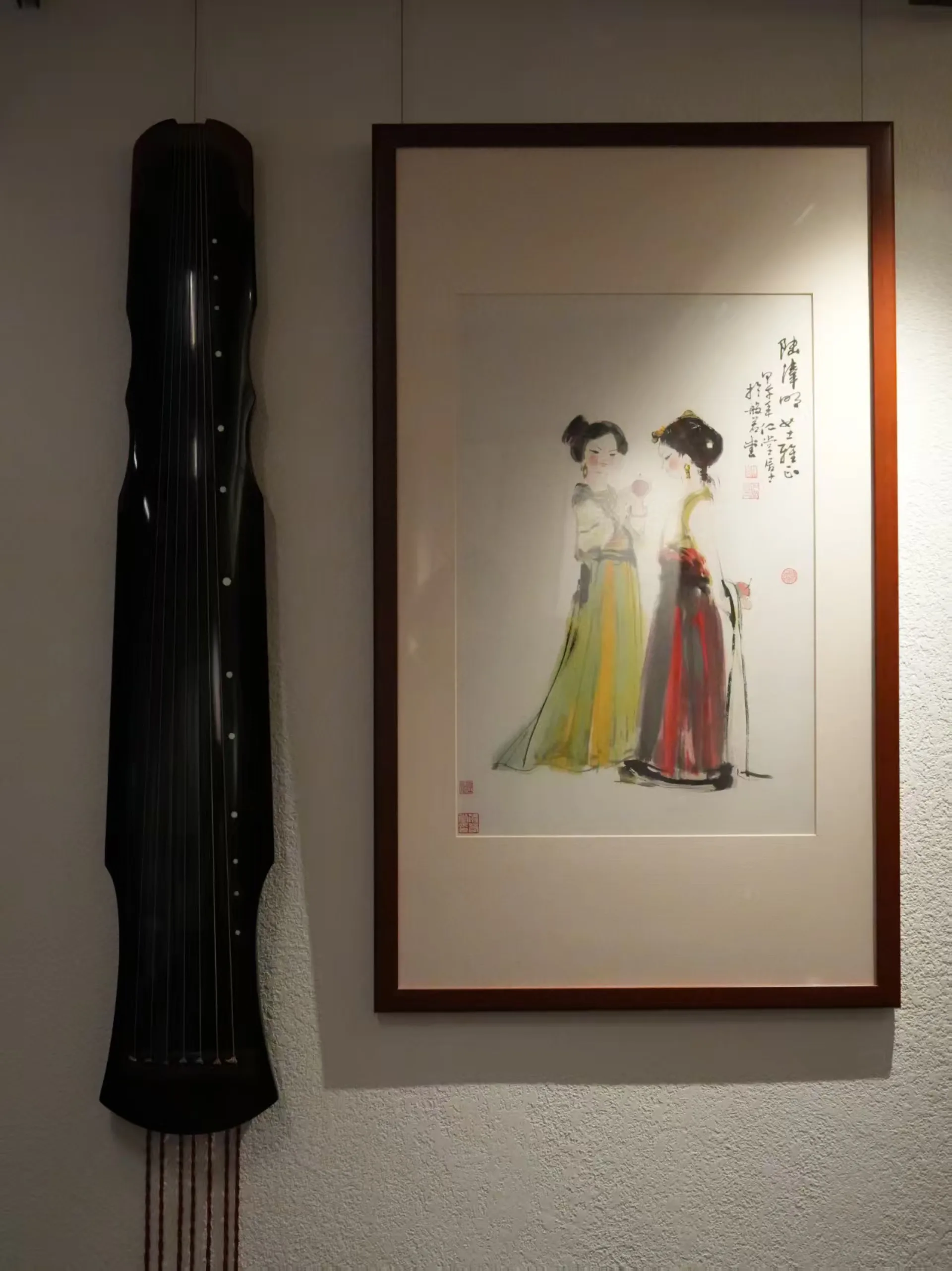 古琴与仕女画陈设